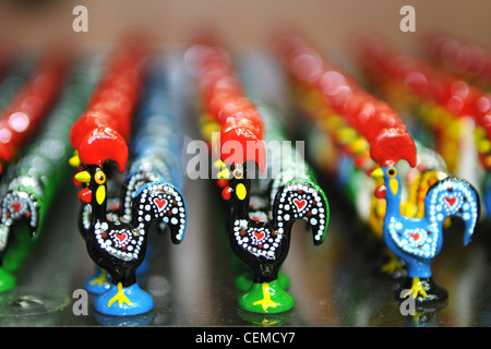 Galo de Barcelos - Hahn von Barcelos in verschiedenen Größen, Lissabon, Portugal Stockfoto