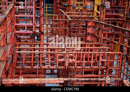 Skulptur im öffentlichen Raum von Franka Hörnschemeyer im Deutschen Bundestag, Paul-Loebe-Haus. Mit dem Titel BFD - Bündig Fluchtend Dichteinsatz Stockfoto