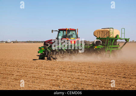 Landwirtschaft - Case IH Traktoren und Great Plains 40-Fuß-Twin Reihe Pflanzer mit loser Schüttung Saatgutbehälter pflanzt Getreide Mais / Arkansas, USA. Stockfoto