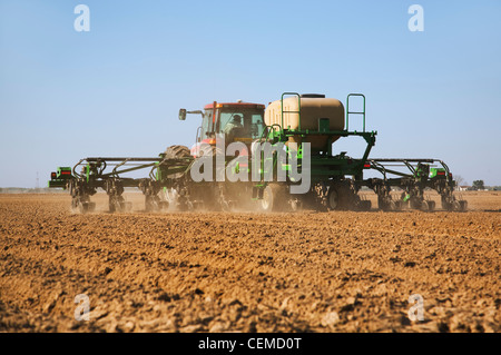 Landwirtschaft - Case IH Traktoren und Great Plains 40-Fuß-Twin Reihe Pflanzer mit loser Schüttung Saatgutbehälter pflanzt Getreide Mais / Arkansas, USA. Stockfoto