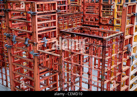 Skulptur im öffentlichen Raum von Franka Hörnschemeyer im Deutschen Bundestag, Paul-Loebe-Haus. Mit dem Titel BFD - Bündig Fluchtend Dichteinsatz Stockfoto