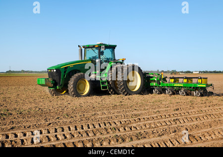 Landwirtschaft - ein John Deere Traktor und 12-reihig MaxEmerge Pflanzer Pflanze Baumwolle auf einem Bett Feld in der Mitte Frühling / Arkansas, USA. Stockfoto