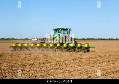 Landwirtschaft - ein John Deere Traktor und 12-reihig MaxEmerge Pflanzer Pflanze Baumwolle auf einem Bett Feld in der Mitte Frühling / Arkansas, USA. Stockfoto