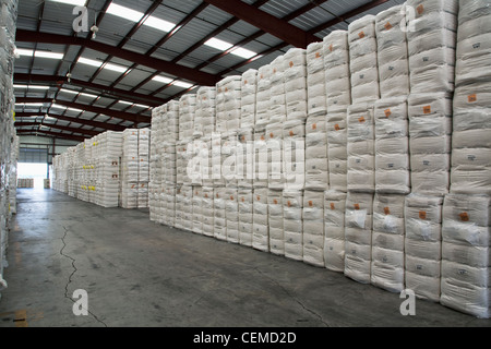 Landwirtschaft - Baumwolle Ballen gestapelt und eingelagert / östlichen Arkansas, USA. Stockfoto