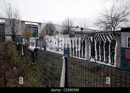 Berliner Mauer in ihrer ursprünglichen Position zwischen der modernen deutschen Parlament und drücken Sie Bürogebäude. Jetzt eine Baustelle. Stockfoto