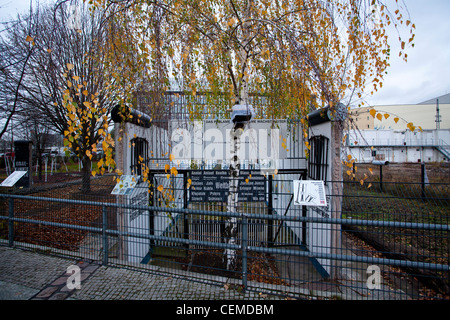 Garten des Friedens. Berliner Mauer noch in der ursprünglichen Position. Zwischen den modernen deutschen Parlament und drücken Sie Bürogebäude. Stockfoto