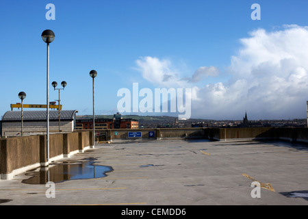 oberen Außenpegel von geschossiges Parkhaus Multi-Level im Vereinigten Königreich Stockfoto