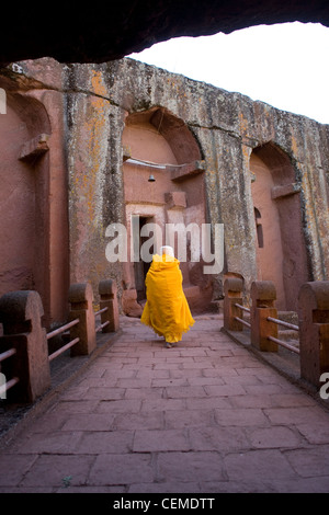 Pilger, die Ankunft im Haus von Gabriel und Rafael, einer der süd-östlichen Gruppe Fels gehauenen Kirchen von Lalibela in Äthiopien Stockfoto