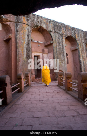 Pilger, die Ankunft im Haus von Gabriel und Rafael, einer der süd-östlichen Gruppe Fels gehauenen Kirchen von Lalibela in Äthiopien Stockfoto