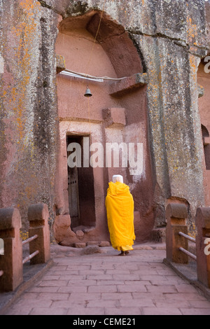 Pilger, die Ankunft im Haus von Gabriel und Rafael, einer der süd-östlichen Gruppe Fels gehauenen Kirchen von Lalibela in Äthiopien Stockfoto