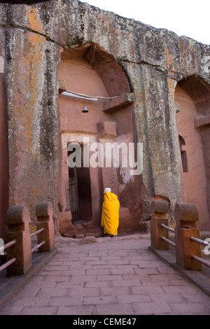 Pilger, die Ankunft im Haus von Gabriel und Rafael, einer der süd-östlichen Gruppe Fels gehauenen Kirchen von Lalibela in Äthiopien Stockfoto