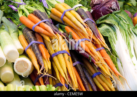 Aus biologischem Anbau in den USA Karotten und Gemüse am Marktstand Stockfoto