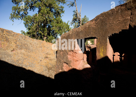 Eingang zum Haus von Gabriel und Rafael, einer der süd-östlichen Gruppe der gehauene Felsenkirchen von Lalibela in Äthiopien Stockfoto