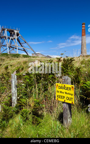 Ein Warnschild am Standort Botallack Mine in Cornwall, England, UK Stockfoto