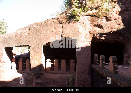 Eingang zum Haus von Gabriel und Rafael, einer der süd-östlichen Gruppe der gehauene Felsenkirchen von Lalibela in Äthiopien Stockfoto