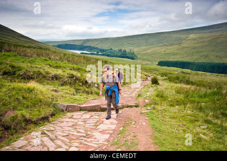 Wanderer auf dem Weg zum Gipfel des Pen-y-Fan in Brecon-Beacons-Nationalpark in Wales Stockfoto