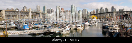 Skyline von Vancouver BC Kanada mit Burrard und Granville Brücken von Granville Island Panorama Stockfoto