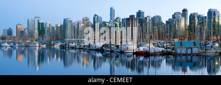 Skyline von Vancouver BC Kanada und Marina am False Creek im blauen Stunde Panorama Stockfoto