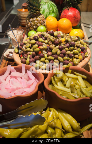 Eingelegte Gemüse und Oliven Display Yalla Yalla Restaurant London Stockfoto