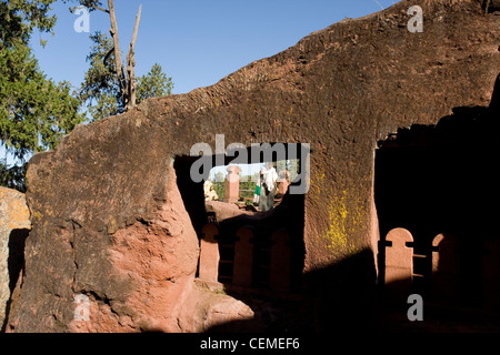 Eingang zum Haus von Gabriel und Rafael, einer der süd-östlichen Gruppe der gehauene Felsenkirchen von Lalibela in Äthiopien Stockfoto