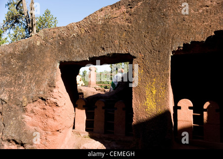 Eingang zum Haus von Gabriel und Rafael, einer der süd-östlichen Gruppe der gehauene Felsenkirchen von Lalibela in Äthiopien Stockfoto