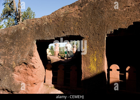 Eingang zum Haus von Gabriel und Rafael, einer der süd-östlichen Gruppe der gehauene Felsenkirchen von Lalibela in Äthiopien Stockfoto