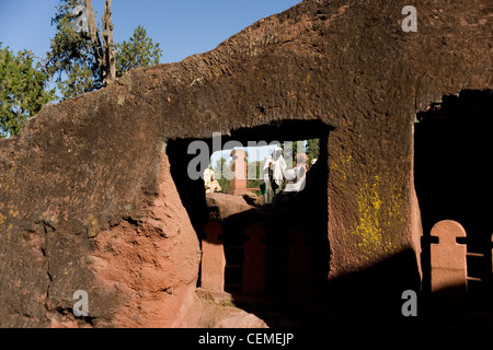 Eingang zum Haus von Gabriel und Rafael, einer der süd-östlichen Gruppe der gehauene Felsenkirchen von Lalibela in Äthiopien Stockfoto