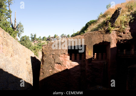 Eingang zum Haus von Gabriel und Rafael, einer der süd-östlichen Gruppe der gehauene Felsenkirchen von Lalibela in Äthiopien Stockfoto