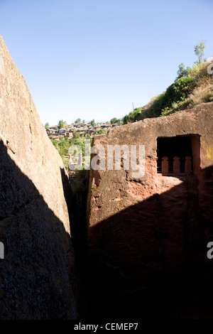 Eingang zum Haus von Gabriel und Rafael, einer der süd-östlichen Gruppe der gehauene Felsenkirchen von Lalibela in Äthiopien Stockfoto