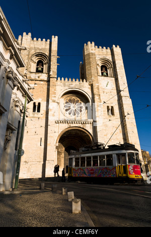 Historische Straßenbahn vor Lissabon Kathedrale (Sé de Lisboa). Lissabon, Portugal. Stockfoto