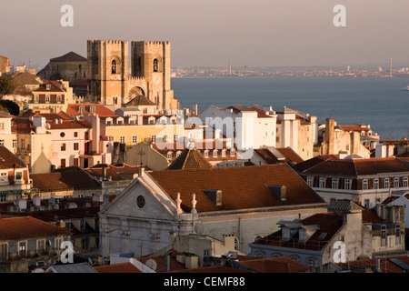 Blick auf die Kathedrale von Lissabon (Sé de Lisboa) von Elevador de Santa Justa. Lissabon, Portugal. Stockfoto