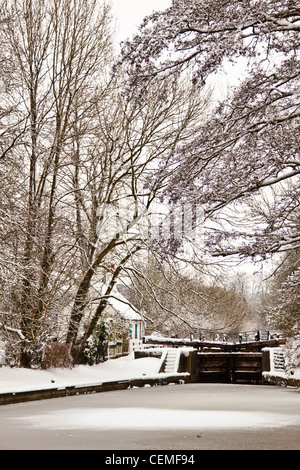 Grand union Canal mit Schnee bedeckt Stockfoto