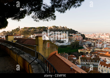 Blick auf Castelo de São Jorge vom Miradouro da Graça. Lissabon, Portugal. Stockfoto