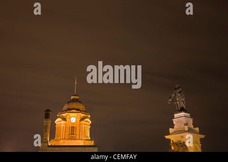 Nachtansicht des Champlain-Denkmal und Regierungsgebäude, Quebec City, Kanada Stockfoto