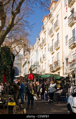 Feira da Ladra, ein Flohmarkt statt dienstags und samstags in der Alfama, Lissabon, Portugal. Stockfoto