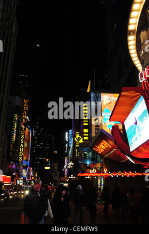 Neon Nachtporträt, Bürgersteig Menschen Autos, Madame Tussauds & New Victory Theatre, West 42nd Street an der 7th Avenue, New York Stockfoto