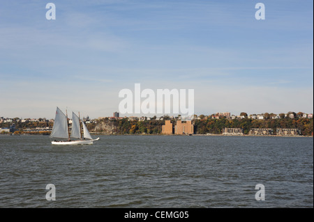 Blauer Himmel im Herbst Blick, vom Pier 83 zu Jersey City Fluss Bluffs, weiße Segel Yacht auf den Gewässern des Hudson River, New York Stockfoto