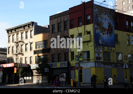 Blauer Himmel Sonne Schatten Ansicht von West 42nd Street, alten Graffiti roten Ziegeln bauen, "Big Apple Fleischmarkt, 9th Avenue, New York Stockfoto