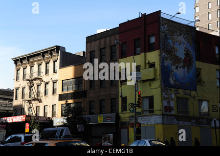 Blauer Himmel Sonne Schatten Ansicht von West 42nd Street, alten Backsteingebäude Wohnungsmarkt "Big Apple Fleisch", 9th Avenue, New York Stockfoto