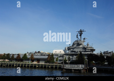 Blauer Himmelsblick vom Pier 83, USS Intrepid Aircraft Carrier Museum, Pier 86, West 42nd Street, New York Stockfoto