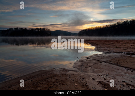 Wahoo Creek Park ist ein Erholungsgebiet am nördlichen Ende des Lake Lanier in Hall County, Georgia.  Es befindet sich auf Mt. Vernon Road am Südende der Wahoo-Creek-Brücke.  Es hat ist ein relativ kleiner Park aber eine Bootsrampe und ein paar Waldpfaden führt zum See. Stockfoto