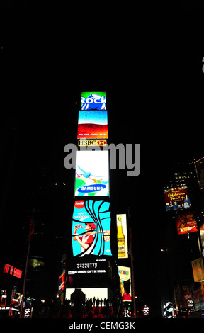 Neon Nachtporträt Duffy Square, gegenüber zwei Times Square Building, 7th Avenue, New York Stockfoto