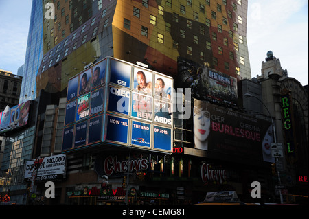 Blauer Himmel Sonne Schatten Ansicht, braun gold Wolkenkratzer über Chevy's Mexican Restaurant, Ecke 8. Avenue West 42nd Street, New York Stockfoto