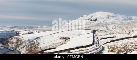 Ein Schnee bedeckte Landschaft Panorama-Bild von Pen-y-Gent in den Yorkshire Dales, Littondale entnommen. Stockfoto