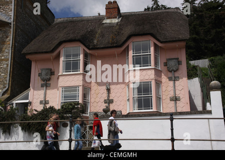 Reetdachhaus am Strand von Lyme Regis, Marineparade Lyme Regis, Großbritannien Rosa Haus mit Strohdach, Englisch strohgedeckten Hütte, s Stockfoto