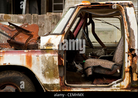 Alte verlassene LKW verrostet und der sich verschlechternden entlang der Straße. Stockfoto