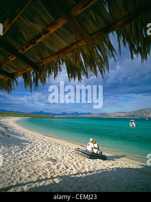 Ein paar genießt die ruhigen Strand auf Isla Coronado, in der Nähe von Loreto, Baja California Sur, Mexiko Stockfoto