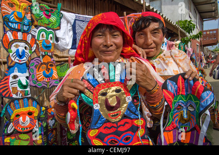 Schwestern verkaufen ihre handgenähten Molas an Touristen in Kuna Yala, Panama Stockfoto