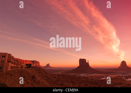 Rosig Morgen über die Handschuhe und das View Hotel, Monument Valley, Arizona Stockfoto