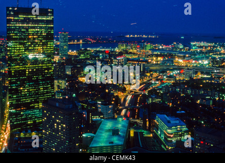 Bostons Hancock Tower und der Innenstadt in der Abenddämmerung Stockfoto